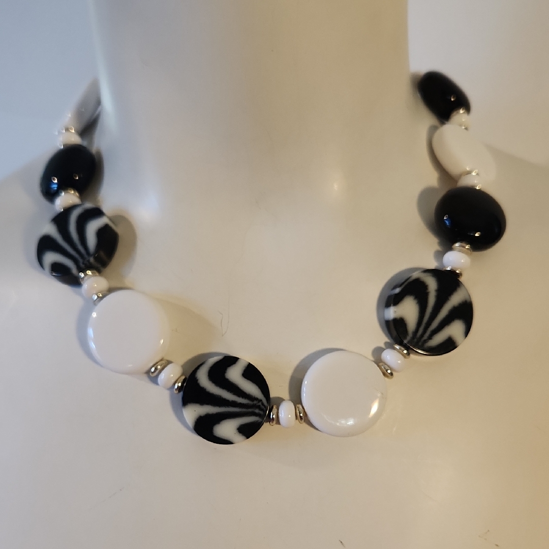 Vintage America Black And White Statement Chocker Necklace 18 15$